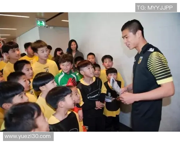 国足球星宝宝成长日记：从球场到家庭的温馨故事与未来展望